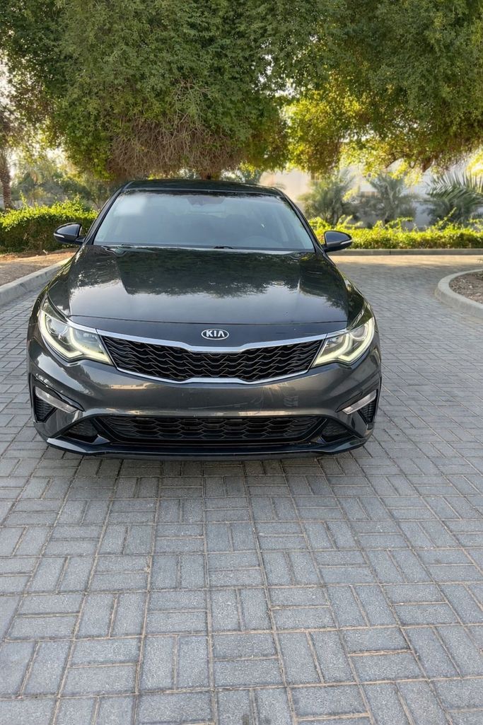 Подержанный Kia Optima IV Рестайлинг, 2.4 л, 2020 в Абу-Даби Серый цвет. Американская | AUTO.AE