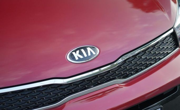 Подержанный Kia Pegas, 1.4 л, 2021 в Абу-Даби от Advantage Motors Красный цвет. GCC | AUTO.AE