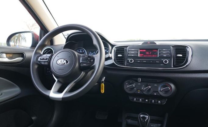 Подержанный Kia Pegas, 1.4 л, 2021 в Абу-Даби от Advantage Motors Красный цвет. GCC | AUTO.AE