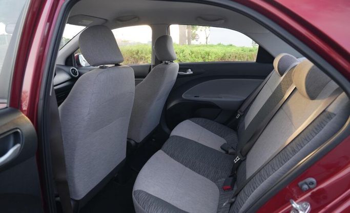 Подержанный Kia Pegas, 1.4 л, 2021 в Абу-Даби от Advantage Motors Красный цвет. GCC | AUTO.AE