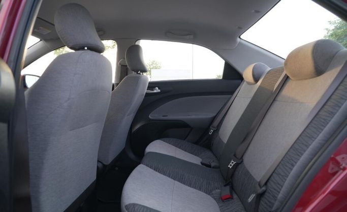 Подержанный Kia Pegas, 1.4 л, 2021 в Абу-Даби от Advantage Motors Красный цвет. GCC | AUTO.AE