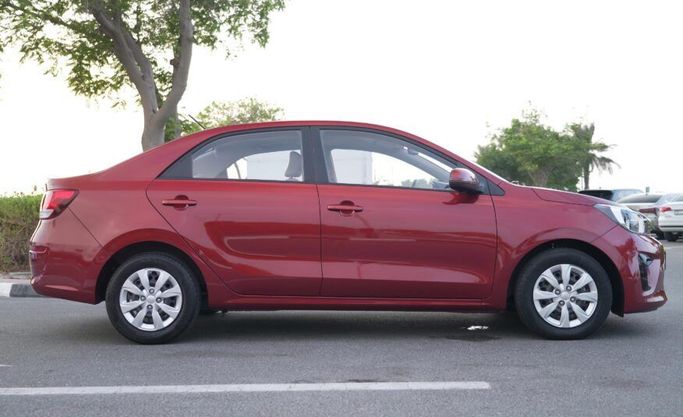 Подержанный Kia Pegas, 1.4 л, 2021 в Абу-Даби от Advantage Motors Красный цвет. GCC | AUTO.AE