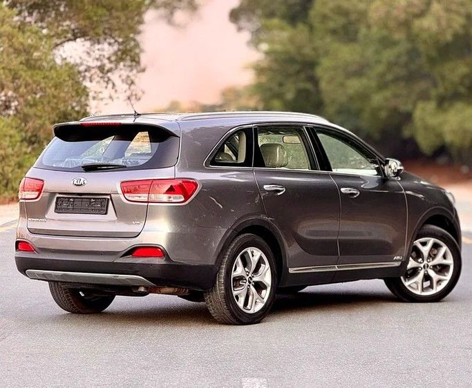 Подержанный Kia Sorento III Prime, 3.3 л, 2016 в Абу-Даби от Al Waleed Used Cars Серебристый цвет. GCC | AUTO.AE