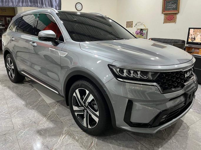 Подержанный Kia Sorento IV, 2.5 л, 2022 в Абу-Даби от Golden coast automobile showroom Серебристый цвет. GCC | AUTO.AE