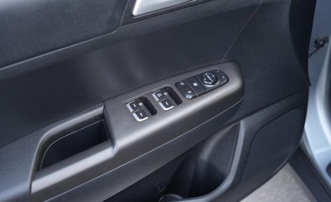 Used Kia Sportage IV Facelift, 2.0 l, 2021 in Abu Dhabi by Advantage Motors, Silver color. GCC Specs | AUTO.AE