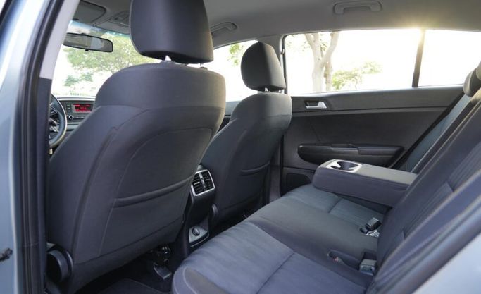 Used Kia Sportage IV Facelift, 2.0 l, 2021 in Abu Dhabi by Advantage Motors, Silver color. GCC Specs | AUTO.AE