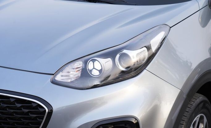 Used Kia Sportage IV Facelift, 2.0 l, 2021 in Abu Dhabi by Advantage Motors, Silver color. GCC Specs | AUTO.AE