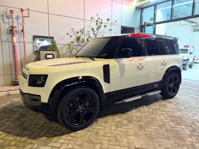 Подержанный Land Rover Defender P400 II, 3.0 л, 2021 в Абу-Даби от Golden coast automobile showroom Белый цвет.  | AUTO.AE