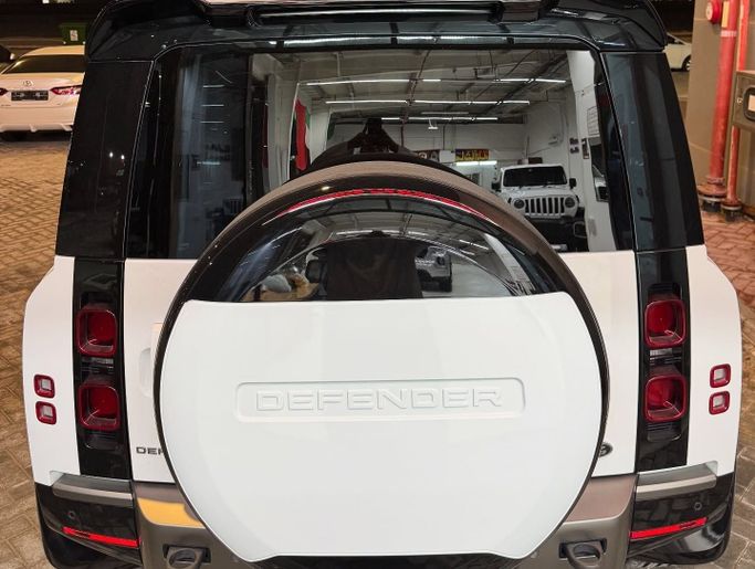 Подержанный Land Rover Defender P400 II, 3.0 л, 2021 в Абу-Даби от Golden coast automobile showroom Белый цвет.  | AUTO.AE