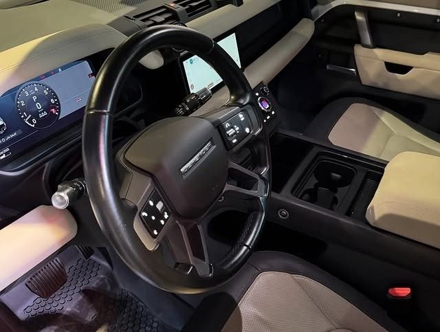 Подержанный Land Rover Defender P400 II, 3.0 л, 2021 в Абу-Даби от Golden coast automobile showroom Белый цвет.  | AUTO.AE