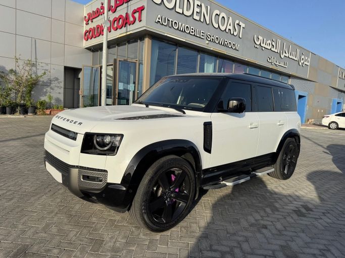 مستعملة Land Rover Defender 110 ثانياً, 2.0 l, 2021 في في الإمارات, أبوظبي من Golden coast automobile showroom، اللون أبيض.  | AUTO.AE | إعلان #277776