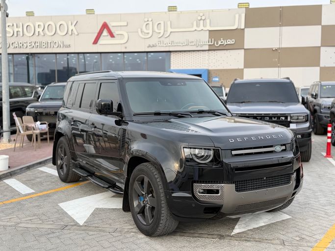 مستعملة ⁦Land Rover Defender P400 ثانياً، 3.0 l، 2023⁩ في في الإمارات, أبوظبي من Al Shorook Used Car Exhibition، اللون أسود. مواصفات الخليج | AUTO.AE | إعلان #289174