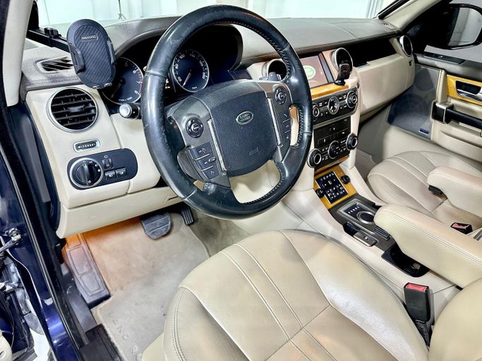 Used Land Rover Discovery P340 IV Facelift, 3.0 l, 2016 in Abu Dhabi by Al Qeyada Motors, Blue color. GCC Specs | AUTO.AE