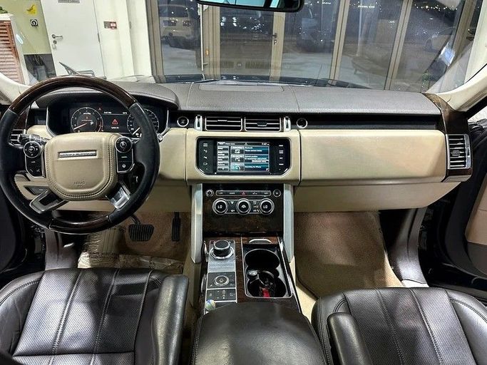 Подержанный Land Rover Range Rover P375 IV, 5.0 л, 2015 в Абу-Даби от Al Ramz Motors Черный цвет. GCC | AUTO.AE
