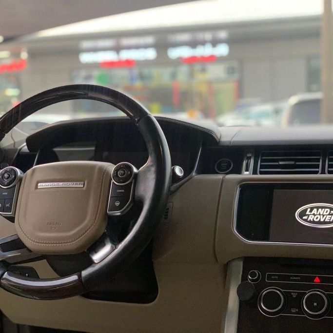 Used Land Rover Range Rover P510 IV, 5.0 l, 2015 in Abu Dhabi by Al Fajr Automobile showroom, White color. GCC Specs | AUTO.AE