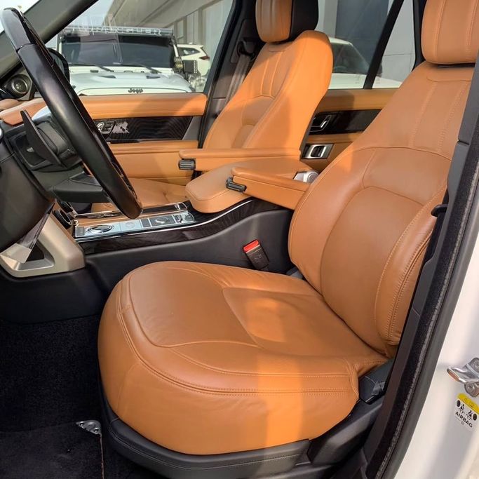 Подержанный Land Rover Range Rover P360 IV Рестайлинг, 3.0 л, 2019 в Абу-Даби от Al Fajr Automobile showroom Белый цвет. GCC | AUTO.AE