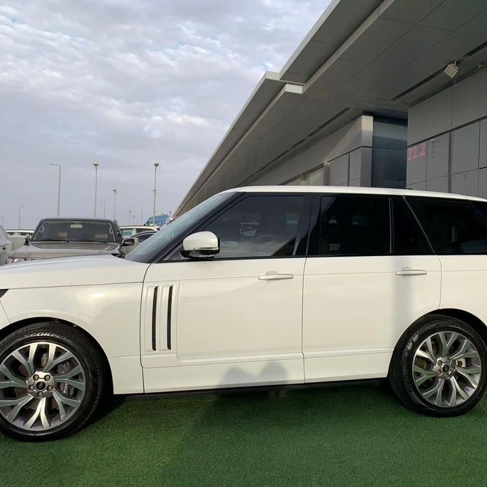 Подержанный Land Rover Range Rover P360 IV Рестайлинг, 3.0 л, 2019 в Абу-Даби от Al Fajr Automobile showroom Белый цвет. GCC | AUTO.AE