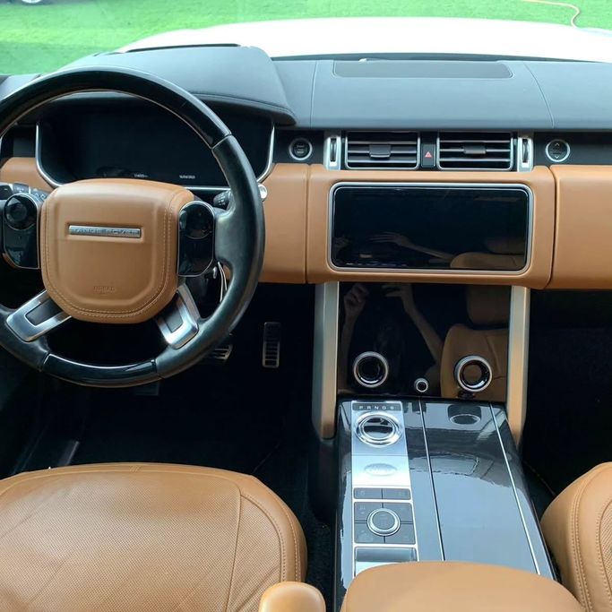 Подержанный Land Rover Range Rover P360 IV Рестайлинг, 3.0 л, 2019 в Абу-Даби от Al Fajr Automobile showroom Белый цвет. GCC | AUTO.AE