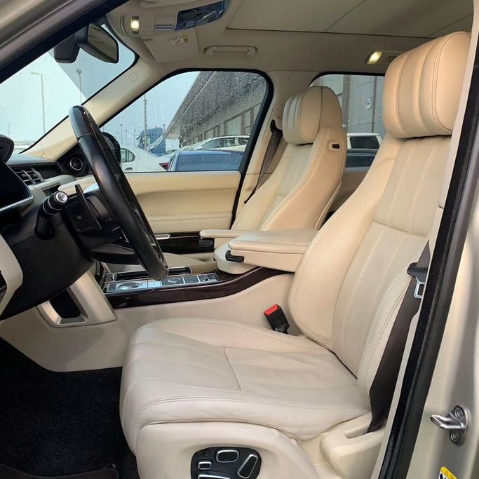 Подержанный Land Rover Range Rover P510 IV, 5.0 л, 2013 в Абу-Даби от Al Fajr Automobile showroom Серебристый цвет. GCC | AUTO.AE