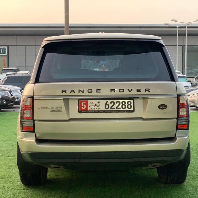 Подержанный Land Rover Range Rover P510 IV, 5.0 л, 2013 в Абу-Даби от Al Fajr Automobile showroom Серебристый цвет. GCC | AUTO.AE