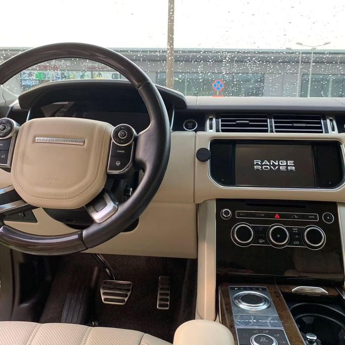 Подержанный Land Rover Range Rover P510 IV, 5.0 л, 2013 в Абу-Даби от Al Fajr Automobile showroom Серебристый цвет. GCC | AUTO.AE