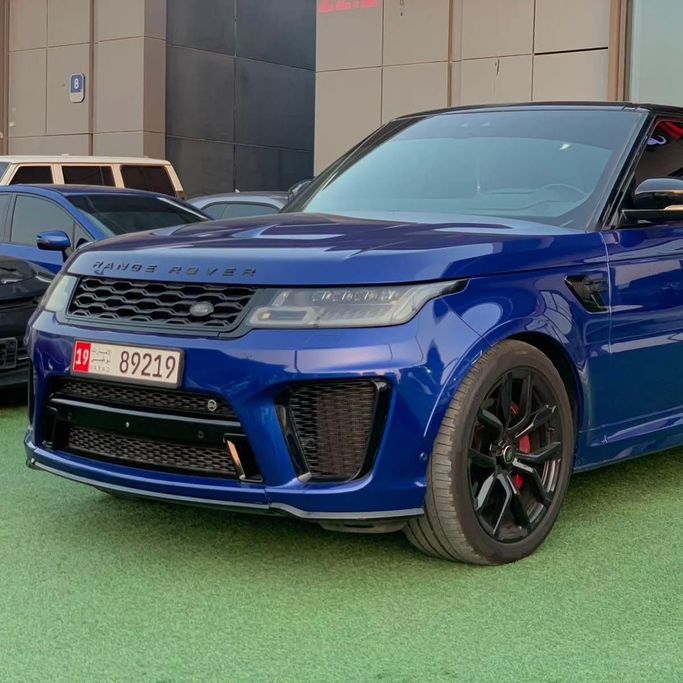 Подержанный Land Rover Range Rover SV IV Рестайлинг, 5.0 л, 2019 в Абу-Даби от Al Fajr Automobile showroom Синий цвет. Американская | AUTO.AE