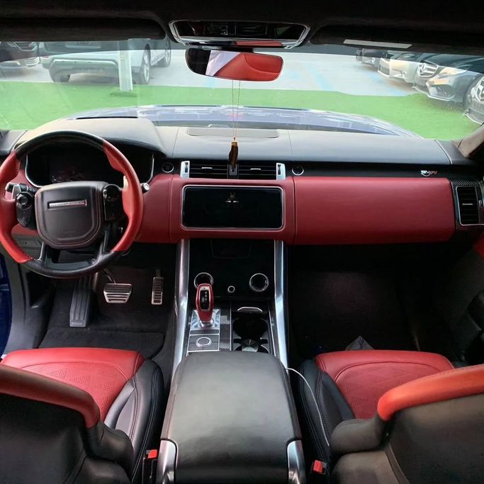 Подержанный Land Rover Range Rover SV IV Рестайлинг, 5.0 л, 2019 в Абу-Даби от Al Fajr Automobile showroom Синий цвет. Американская | AUTO.AE