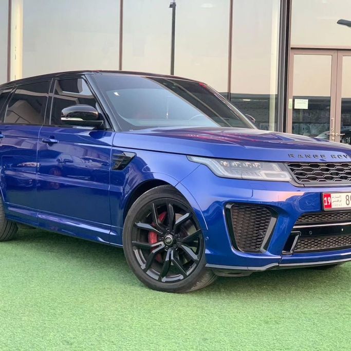 Подержанный Land Rover Range Rover SV IV Рестайлинг, 5.0 л, 2019 в Абу-Даби от Al Fajr Automobile showroom Синий цвет. Американская | AUTO.AE