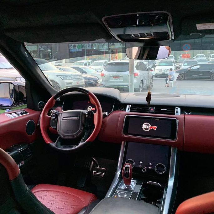 Подержанный Land Rover Range Rover SV IV Рестайлинг, 5.0 л, 2019 в Абу-Даби от Al Fajr Automobile showroom Синий цвет. Американская | AUTO.AE