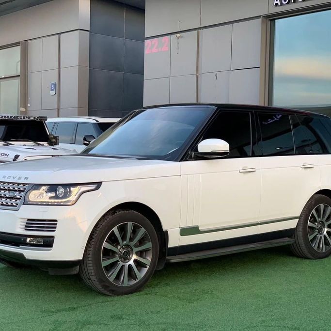 Подержанный Land Rover Range Rover P510 IV, 5.0 л, 2013 в Абу-Даби от Al Fajr Automobile showroom Белый цвет. GCC | AUTO.AE