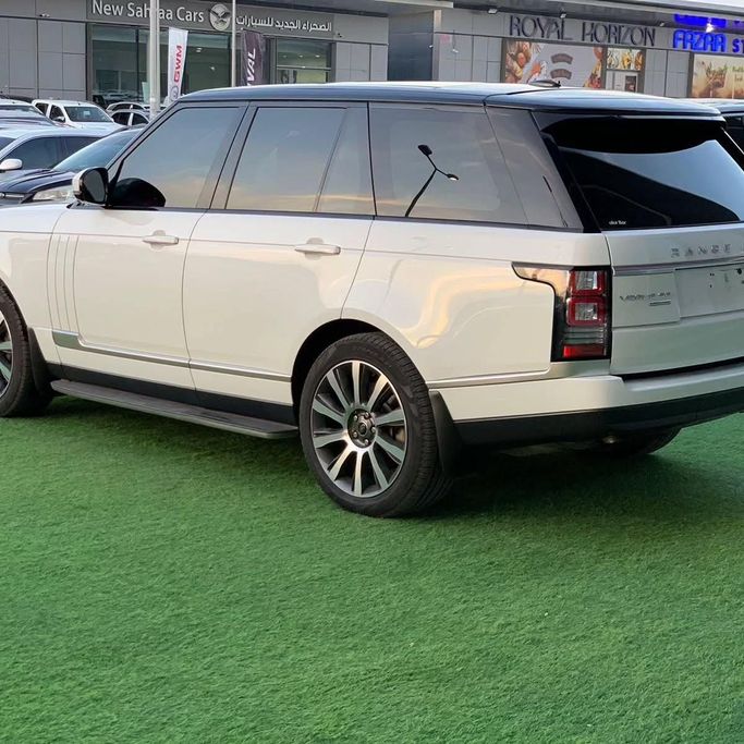 Подержанный Land Rover Range Rover P510 IV, 5.0 л, 2013 в Абу-Даби от Al Fajr Automobile showroom Белый цвет. GCC | AUTO.AE