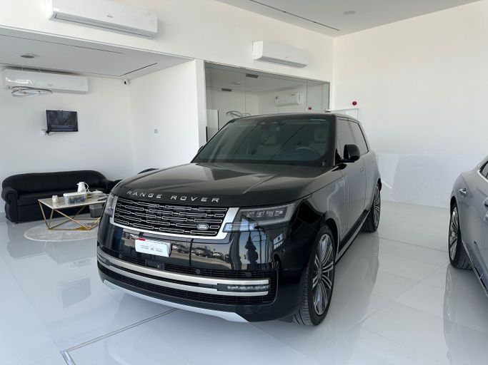 Подержанный Land Rover Range Rover P400 MHEV LONG V, 3.0 л, 2025 в Абу-Даби от Rageh Motors Черный цвет. GCC | AUTO.AE