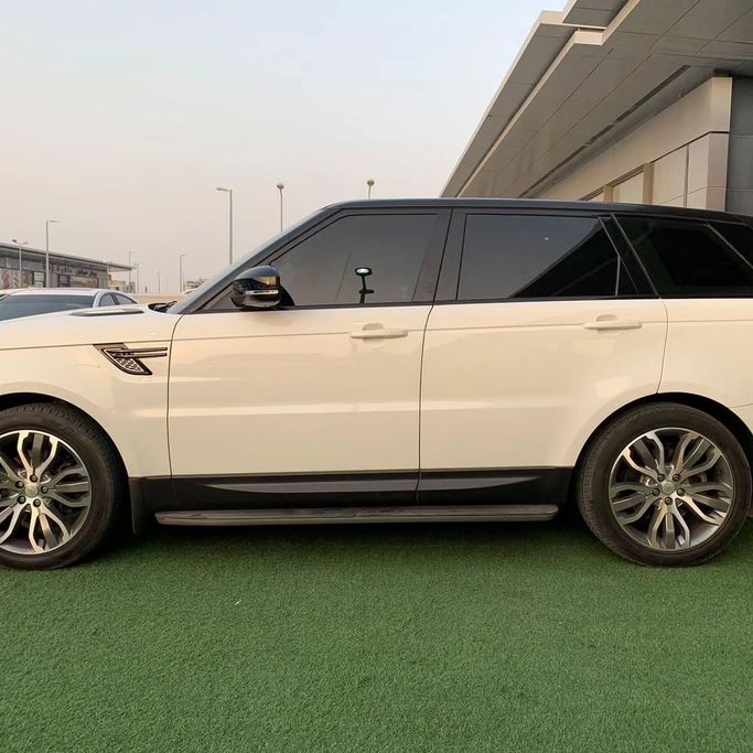 Подержанный Land Rover Range Rover Sport P380 II, 3.0 л, 2015 в Абу-Даби от Al Fajr Automobile showroom Белый цвет. GCC | AUTO.AE