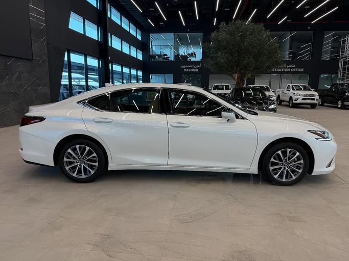 New Lexus ES 350 VII Facelift 2, 3.5 l, 2025 in Abu Dhabi by Baniyas Cars Abu Dhabi, White color. GCC Specs | AUTO.AE