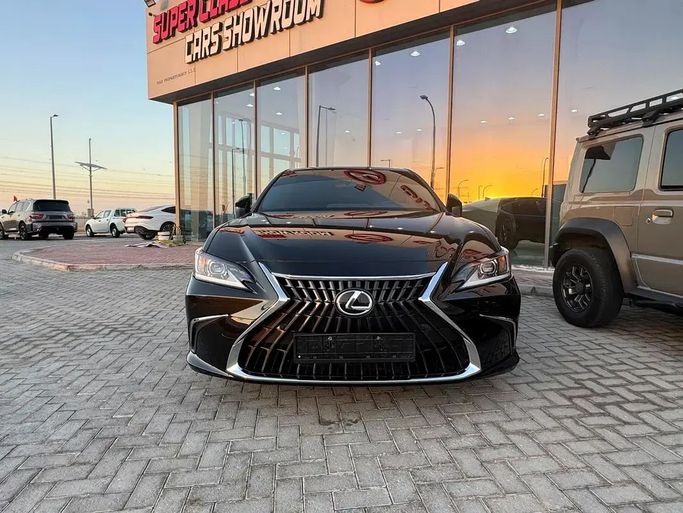 Подержанный Lexus ES 350 VII Рестайлинг 2, 3.5 л, 2024 в Абу-Даби от Super Class Cars Showroom Черный цвет. GCC | AUTO.AE