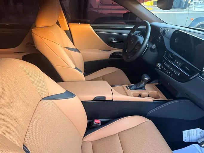 Подержанный Lexus ES 350 VII Рестайлинг 2, 3.5 л, 2024 в Абу-Даби от Super Class Cars Showroom Черный цвет. GCC | AUTO.AE