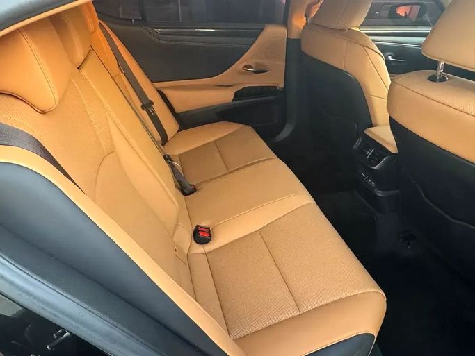 Подержанный Lexus ES 350 VII Рестайлинг 2, 3.5 л, 2024 в Абу-Даби от Super Class Cars Showroom Черный цвет. GCC | AUTO.AE