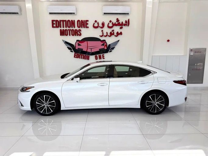 Used Lexus ES 300h VII Facelift, 2.5 l, 2023 in Abu Dhabi by Edition One Motors, White color. GCC Specs | AUTO.AE