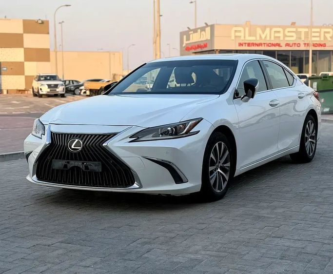Подержанный Lexus ES 350 VII, 3.5 л, 2019 в Абу-Даби от Al Laith Cars Showroom Белый цвет. GCC | AUTO.AE