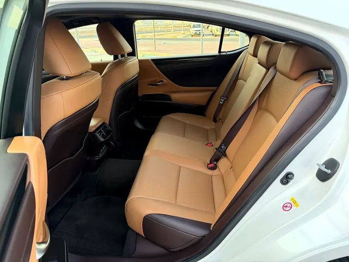 Подержанный Lexus ES 350 VII, 3.5 л, 2019 в Абу-Даби от Al Laith Cars Showroom Белый цвет. GCC | AUTO.AE