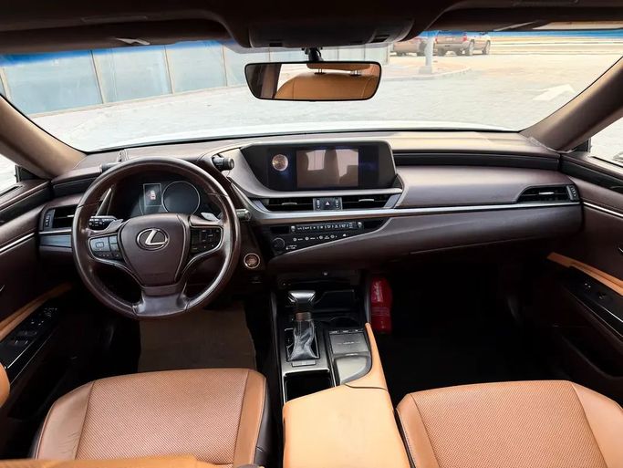 Подержанный Lexus ES 350 VII, 3.5 л, 2019 в Абу-Даби от Al Laith Cars Showroom Белый цвет. GCC | AUTO.AE