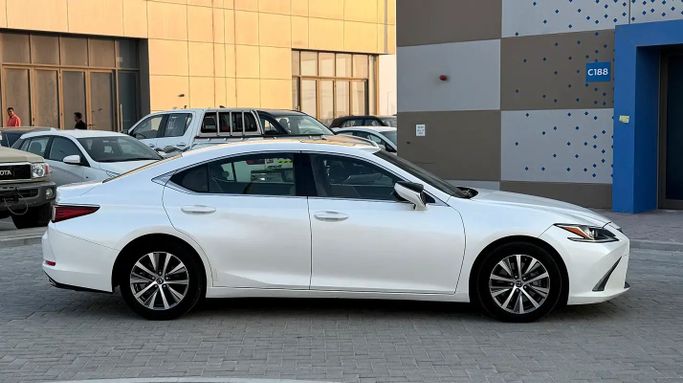 Подержанный Lexus ES 350 VII, 3.5 л, 2019 в Абу-Даби от Al Laith Cars Showroom Белый цвет. GCC | AUTO.AE