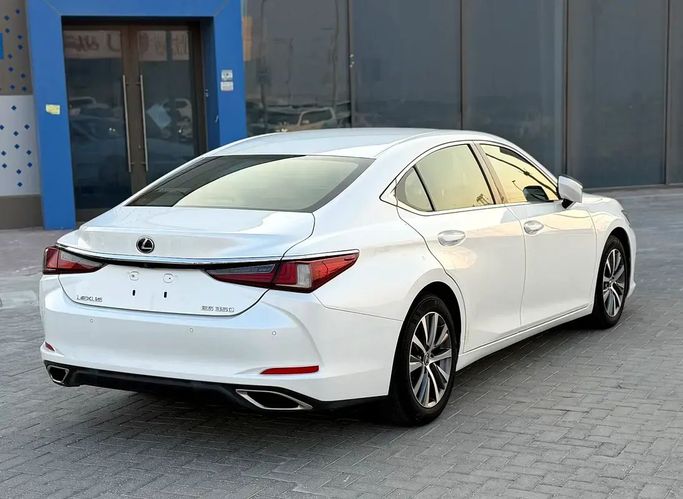 Подержанный Lexus ES 350 VII, 3.5 л, 2019 в Абу-Даби от Al Laith Cars Showroom Белый цвет. GCC | AUTO.AE