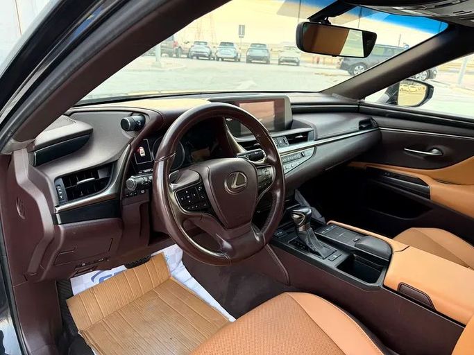 Подержанный Lexus ES 350 VII, 3.5 л, 2019 в Абу-Даби от Al Laith Cars Showroom Черный цвет. GCC | AUTO.AE