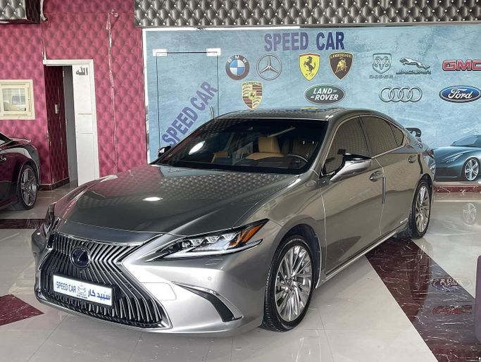 Used Lexus ES 300h VII, 2.5 l, 2019 in Abu Dhabi by Speed Car Motors, Grey color. GCC Specs | AUTO.AE