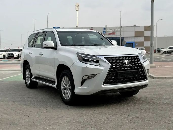 Подержанный Lexus GX 460 II Рестайлинг 2, 4.6 л, 2021 в Абу-Даби от Al Laith Cars Showroom Белый цвет. GCC | AUTO.AE