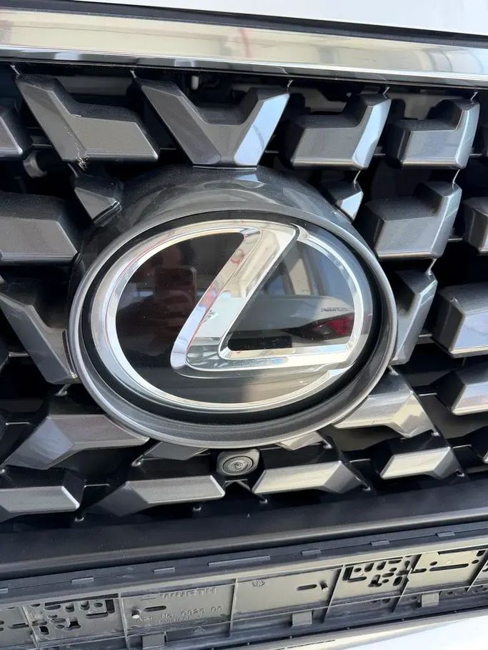 Подержанный Lexus GX 460 II Рестайлинг 2, 4.6 л, 2021 в Абу-Даби от Al Laith Cars Showroom Белый цвет. GCC | AUTO.AE
