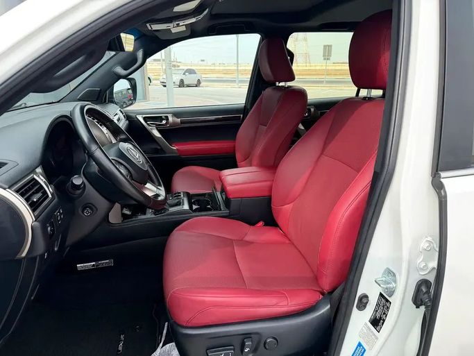 Подержанный Lexus GX 460 II Рестайлинг 2, 4.6 л, 2021 в Абу-Даби от Al Laith Cars Showroom Белый цвет. GCC | AUTO.AE