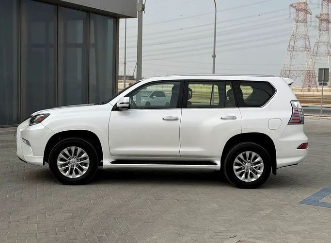 Подержанный Lexus GX 460 II Рестайлинг 2, 4.6 л, 2021 в Абу-Даби от Al Laith Cars Showroom Белый цвет. GCC | AUTO.AE