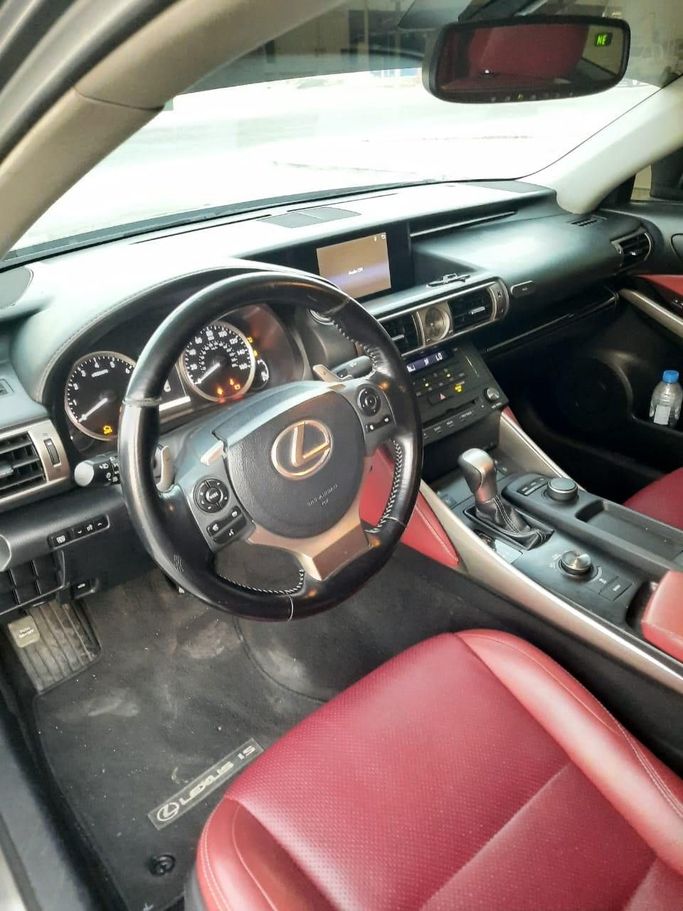 Подержанный Lexus IS 250 II Рестайлинг 2, 2.5 л, 2015 в Абу-Даби от The Shark Automobile Showroom Серый цвет. Американская | AUTO.AE